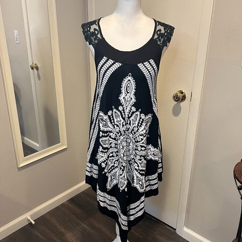 NWT Cyn by Cynthia Mehra Black & White handkerchief Dress/cover up, OS